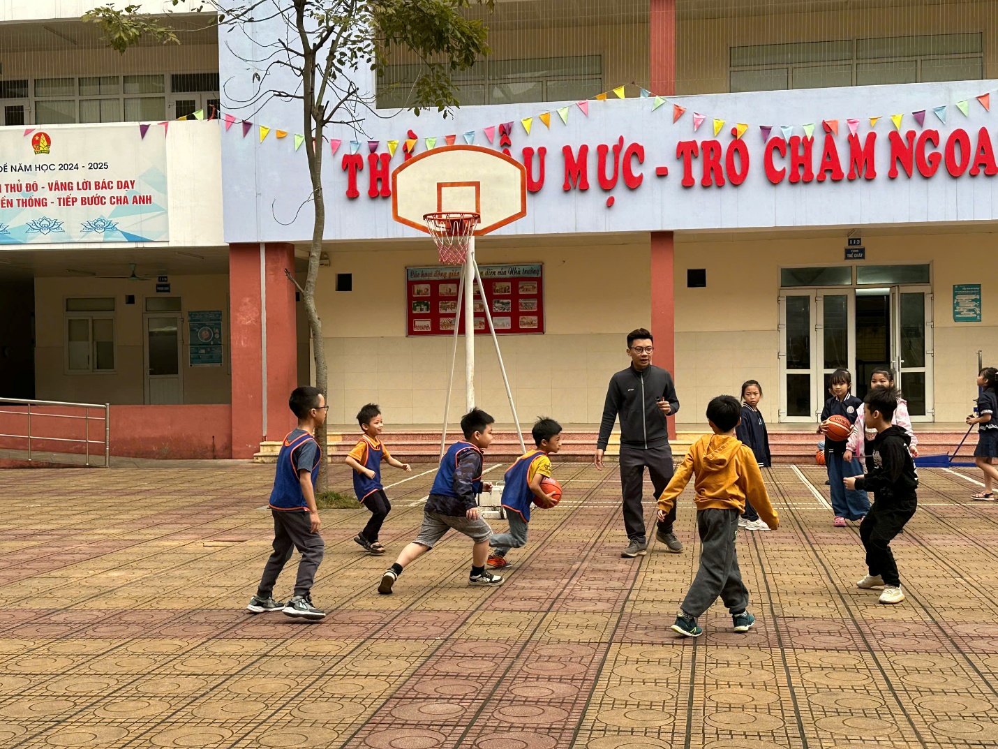 A group of kids playing basketball

AI-generated content may be incorrect.