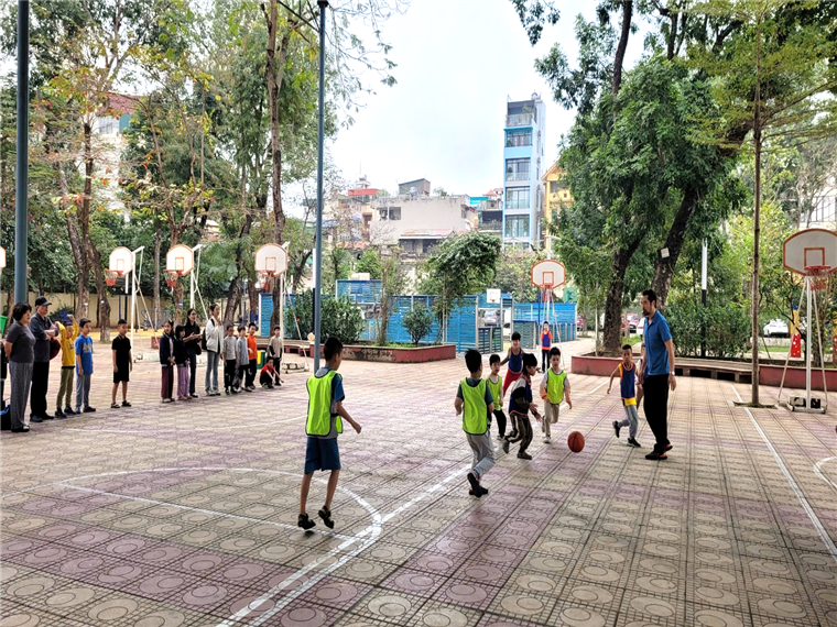 A group of kids playing football

AI-generated content may be incorrect.