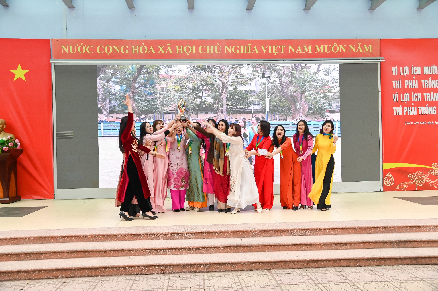 A group of women wearing colorful dresses

AI-generated content may be incorrect.