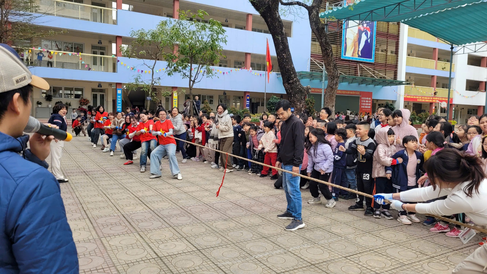 A group of people in a line

AI-generated content may be incorrect.