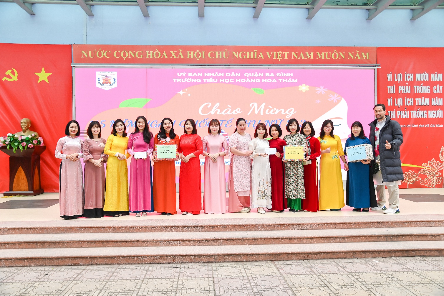 A group of women standing on a stage

AI-generated content may be incorrect.
