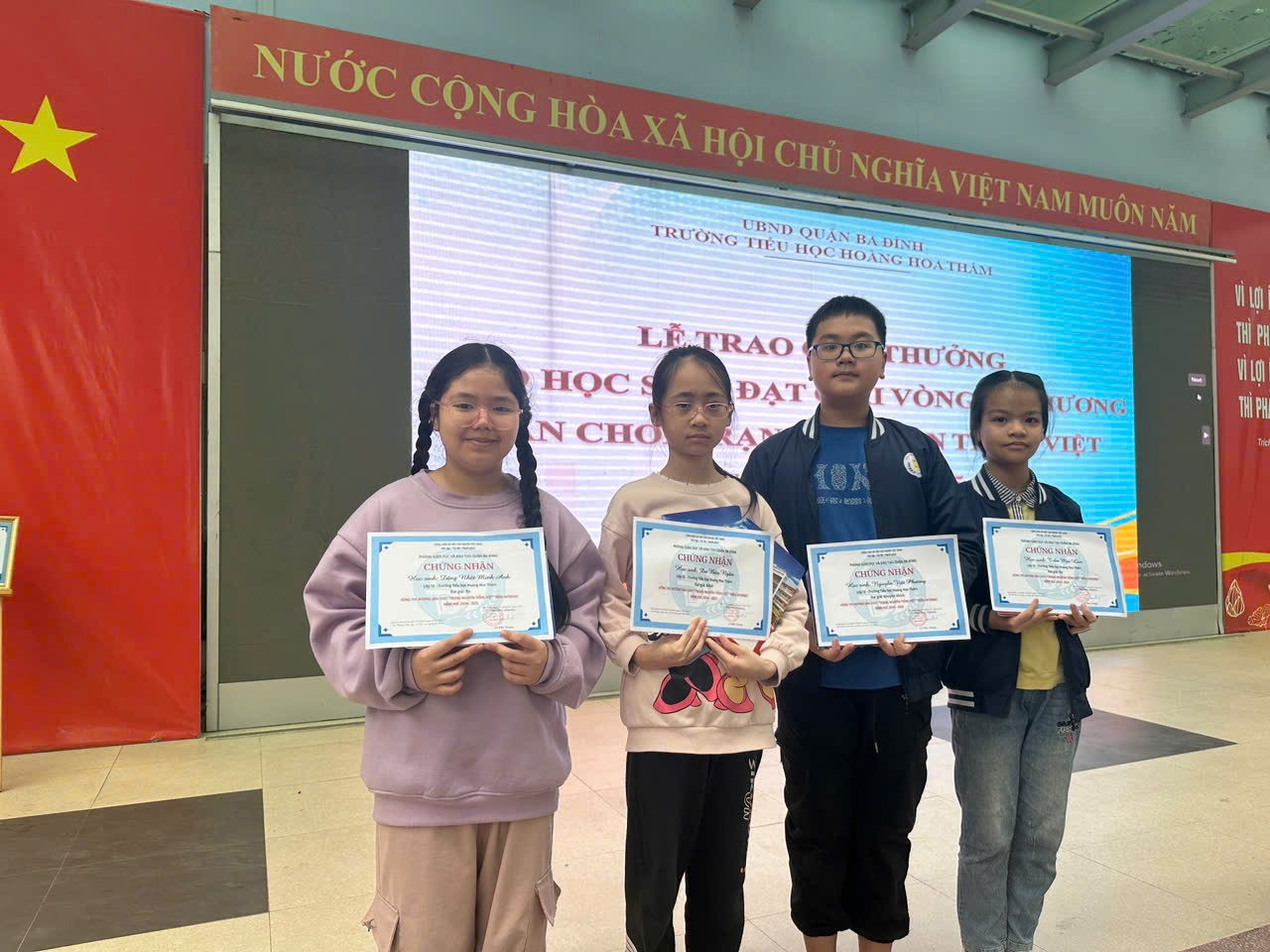 Ảnh có chứa trang phục, văn bản, người, Mặt người

Nội dung do AI tạo ra có thể không chính xác.