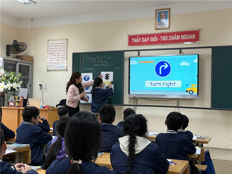 A person standing in front of a classroom

AI-generated content may be incorrect.
