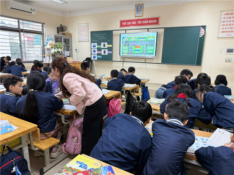 A group of students in a classroom

AI-generated content may be incorrect.