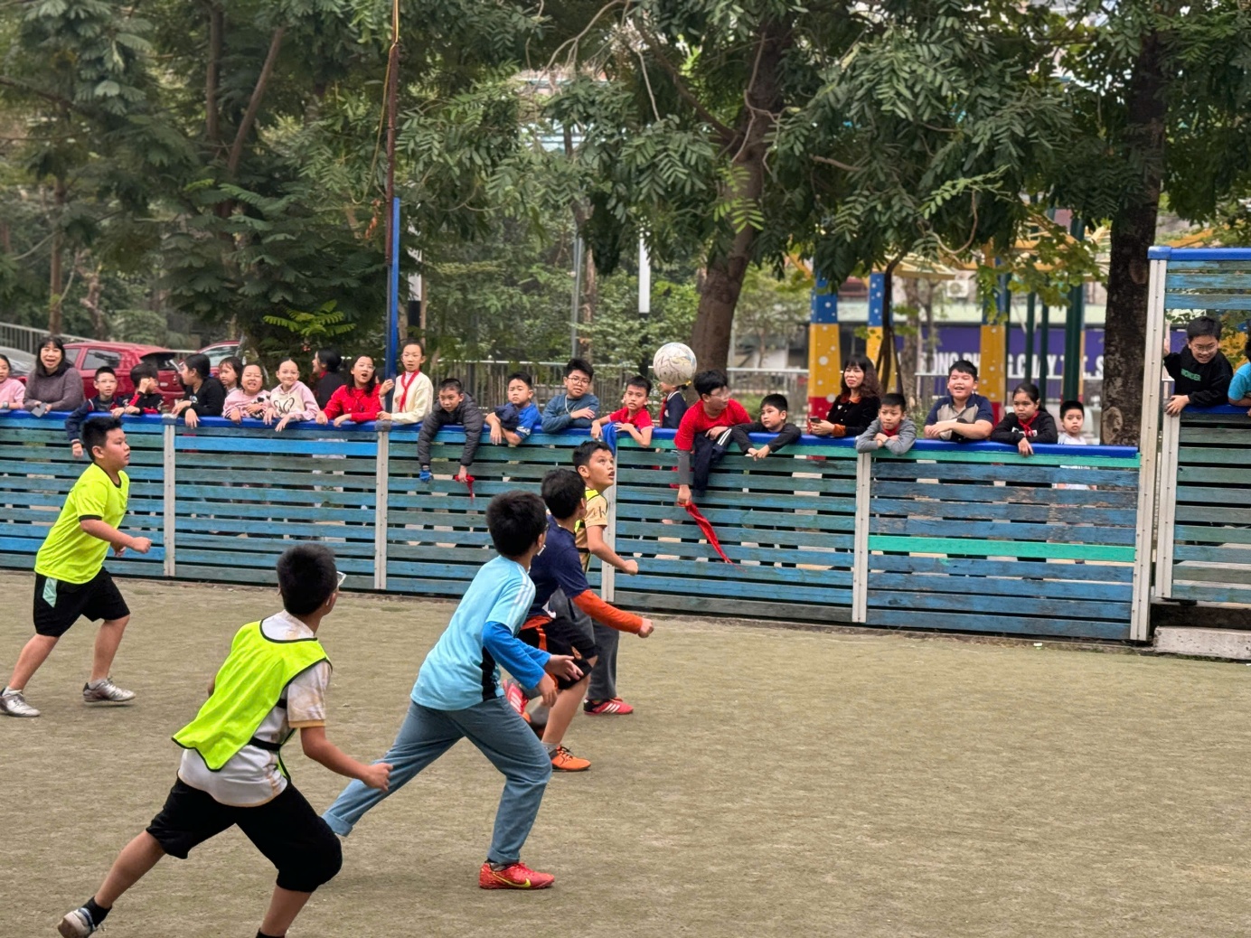 Ảnh có chứa ngoài trời, người, giày dép, thể thao

Nội dung do AI tạo ra có thể không chính xác.