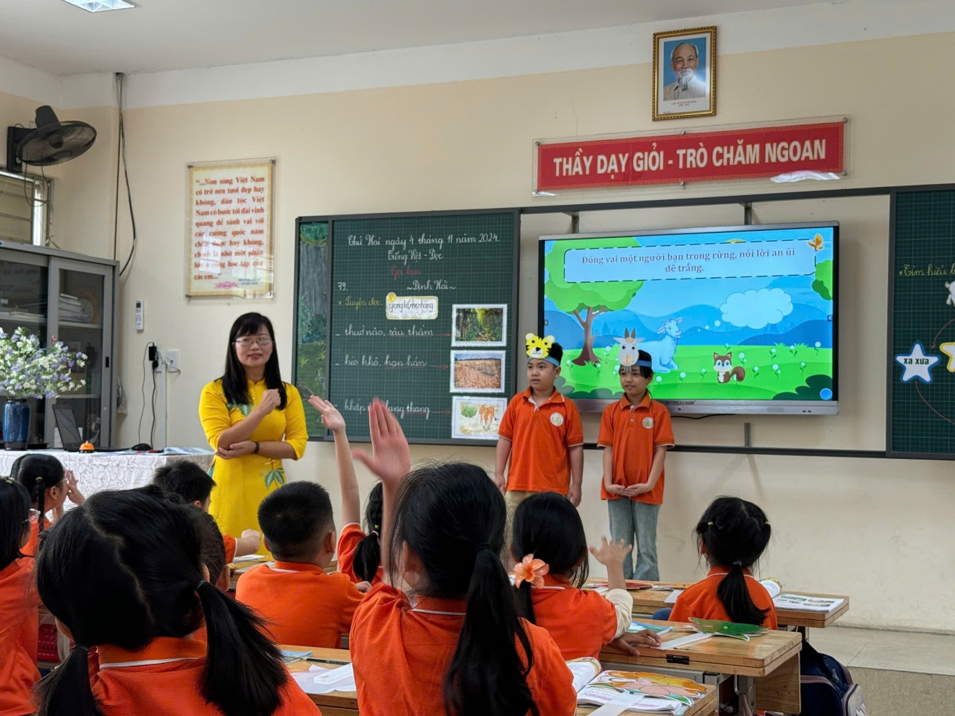 Ảnh có chứa văn bản, trang phục, người, trong nhà

Nội dung do AI tạo ra có thể không chính xác.