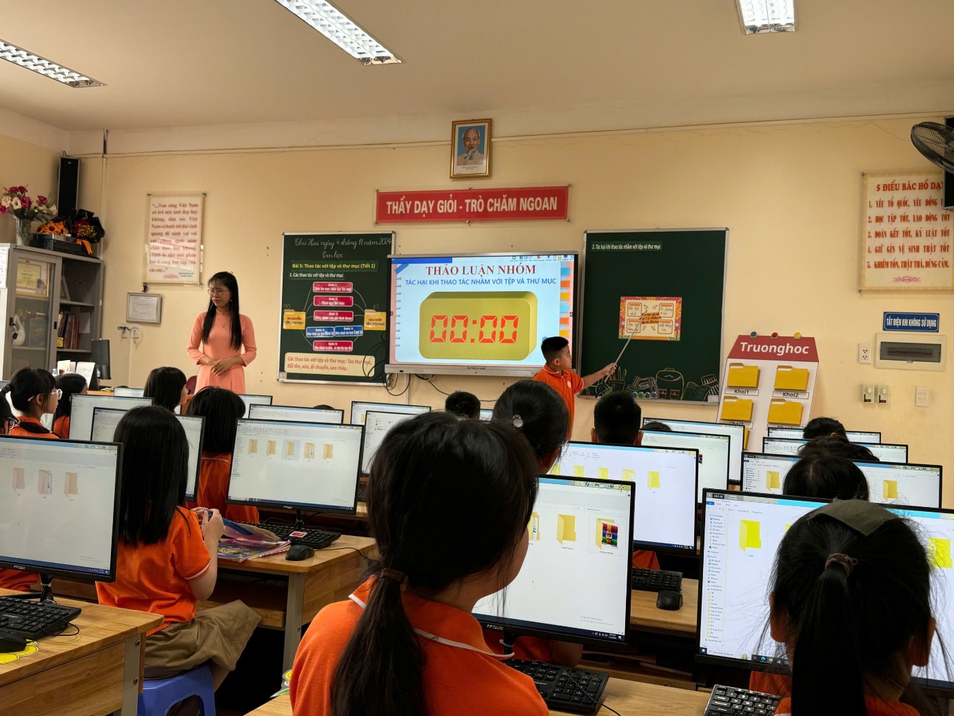 Ảnh có chứa văn bản, trong nhà, trang phục, máy tính

Nội dung do AI tạo ra có thể không chính xác.
