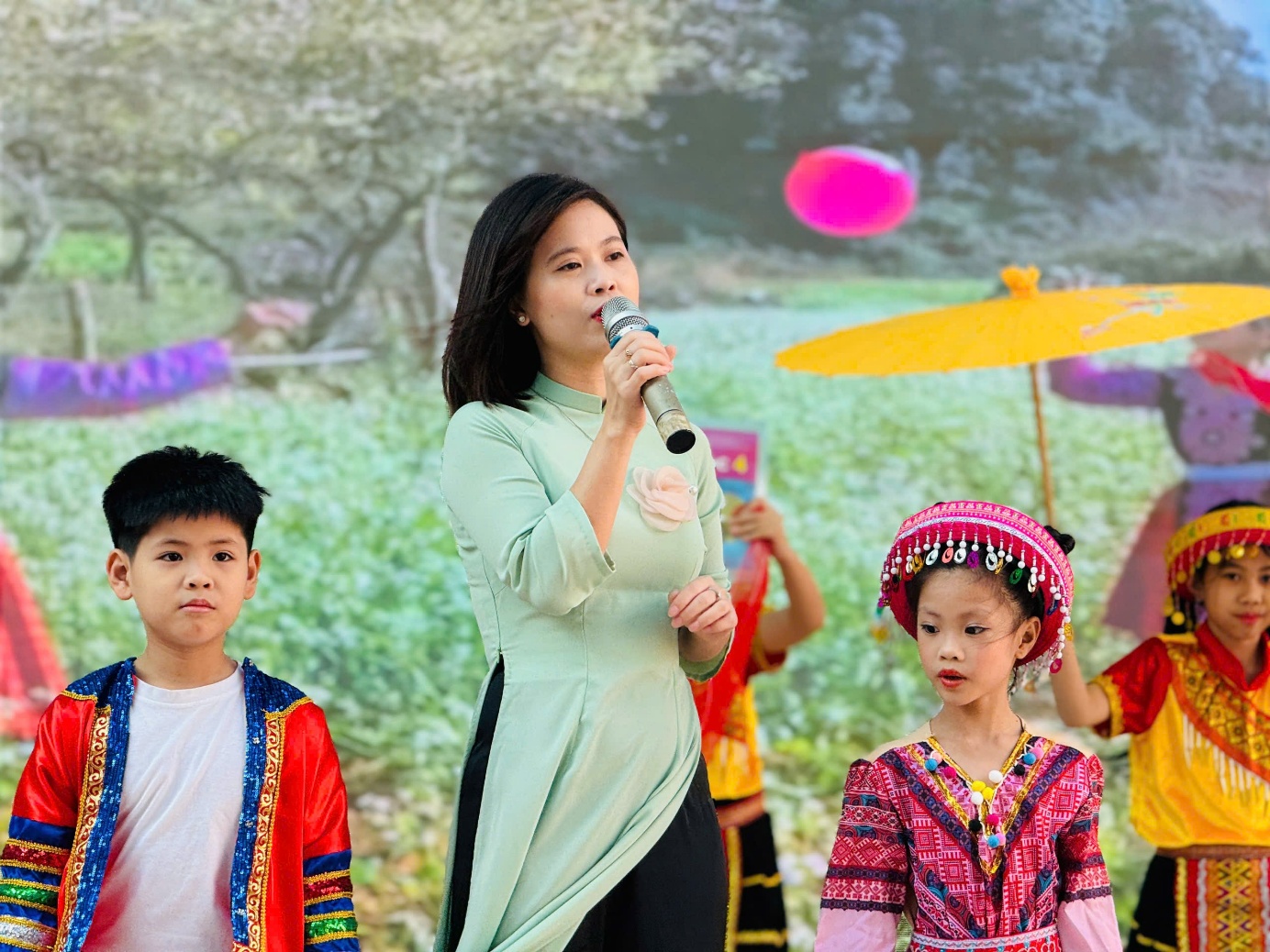 Ảnh có chứa trang phục, người, ngoài trời, Mặt người

Nội dung do AI tạo ra có thể không chính xác.