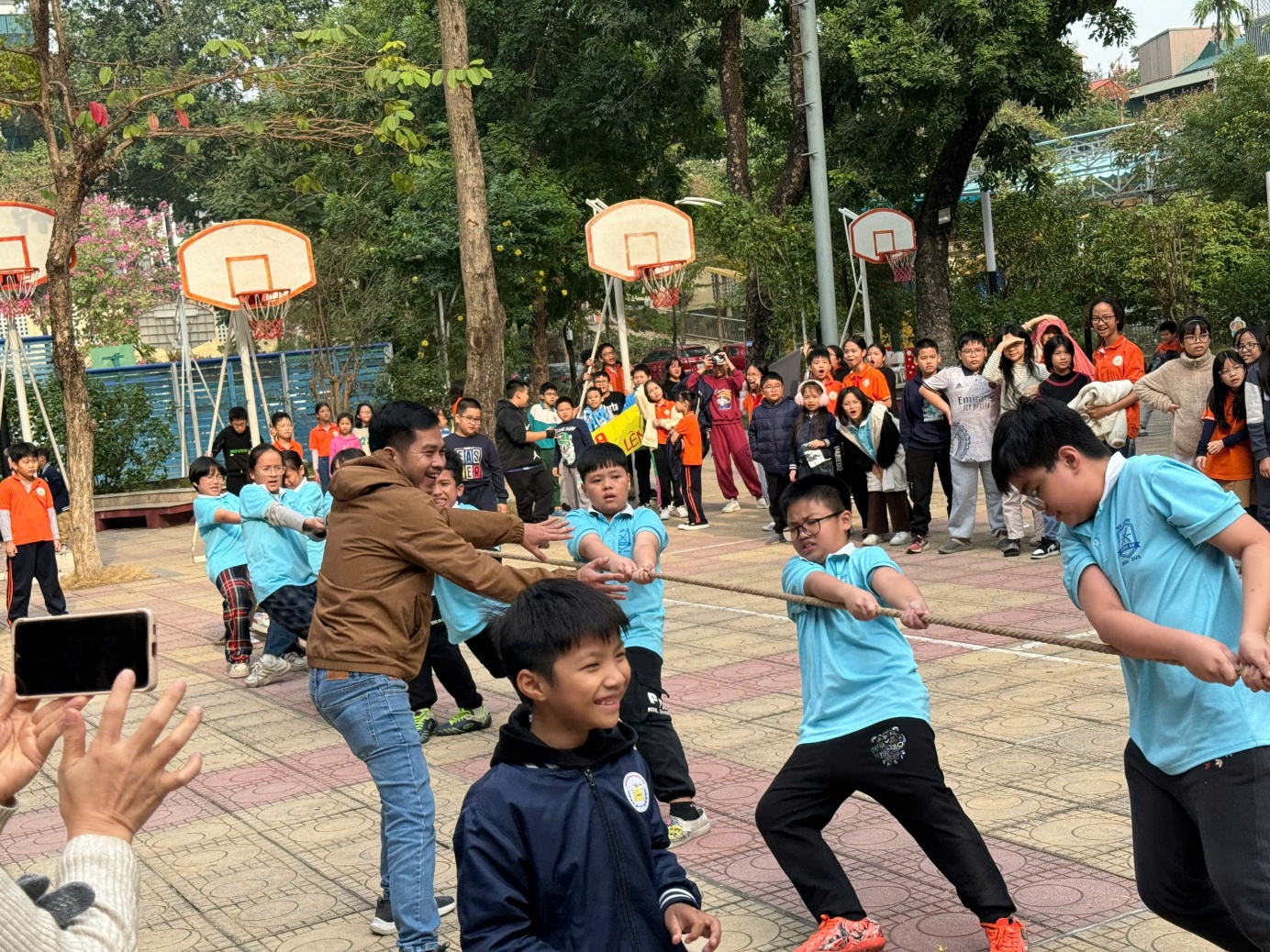 Ảnh có chứa ngoài trời, người, giày dép, trang phục

Nội dung do AI tạo ra có thể không chính xác.