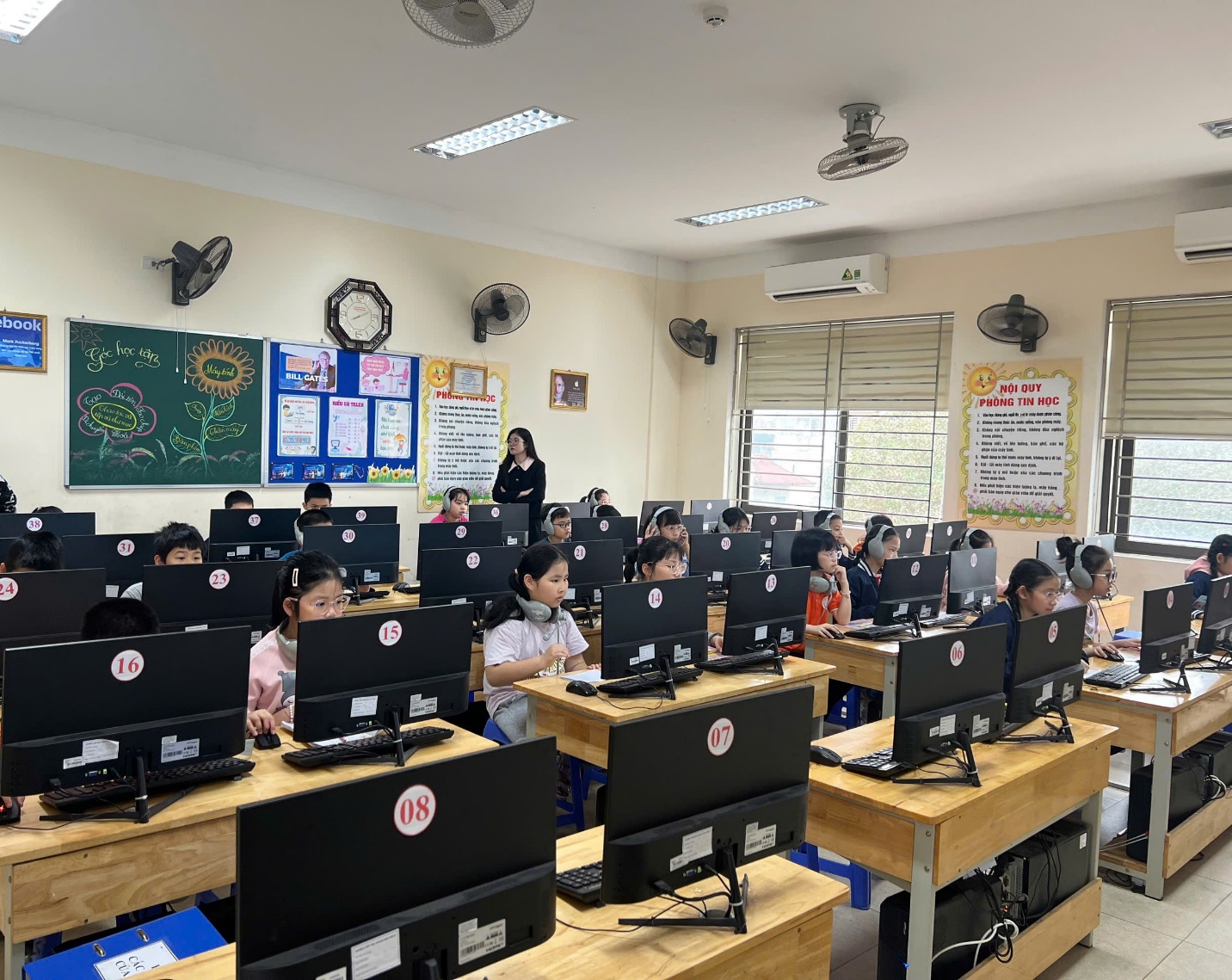 A group of people in a classroom with computers

AI-generated content may be incorrect.