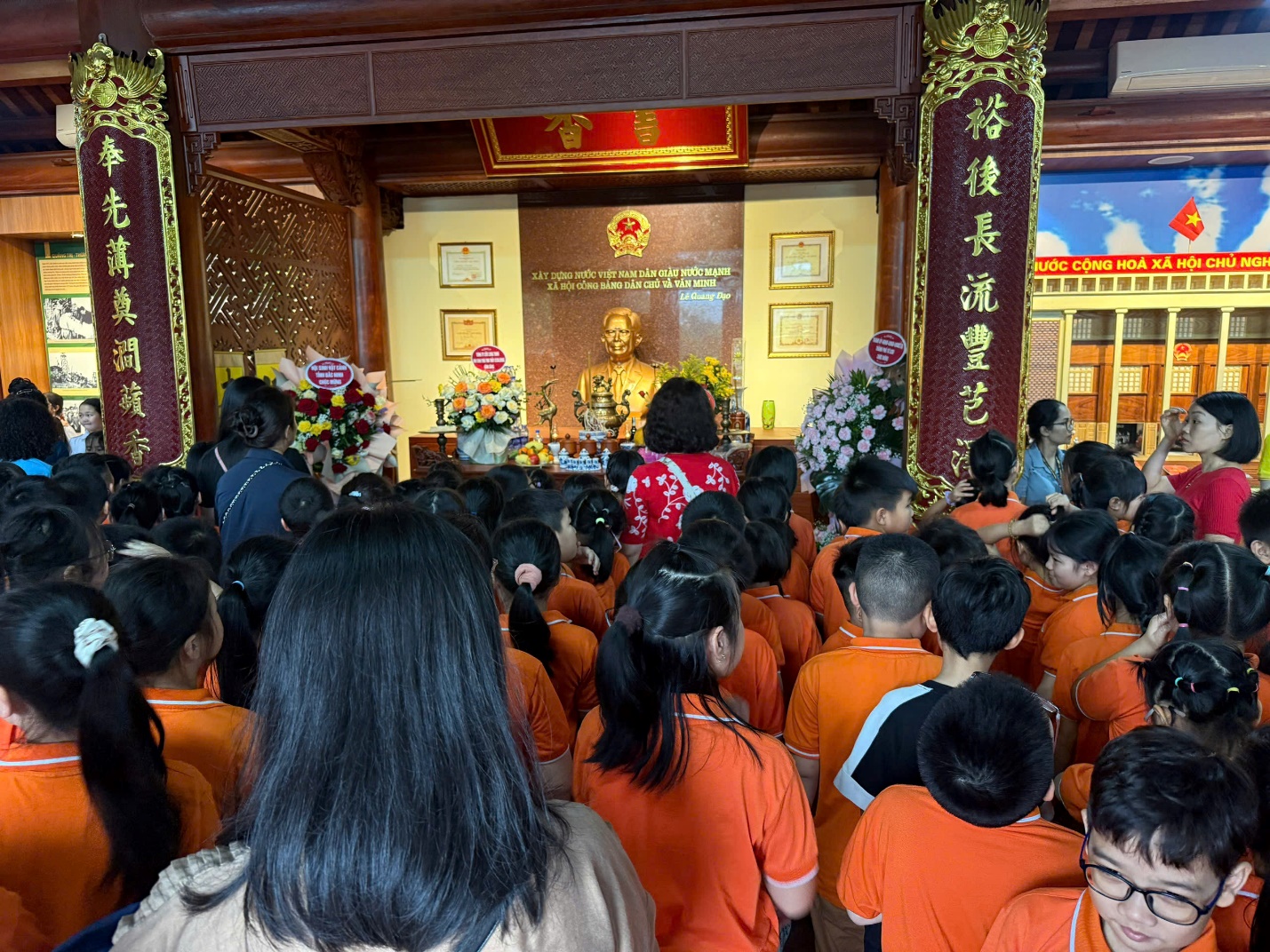 A group of people in orange shirts

AI-generated content may be incorrect.