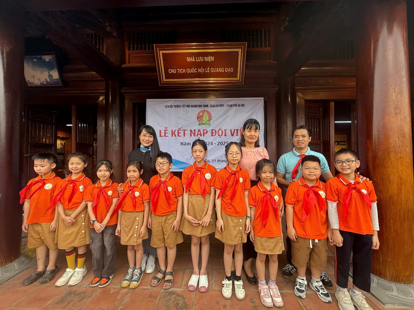 A group of children posing for a photo

AI-generated content may be incorrect.