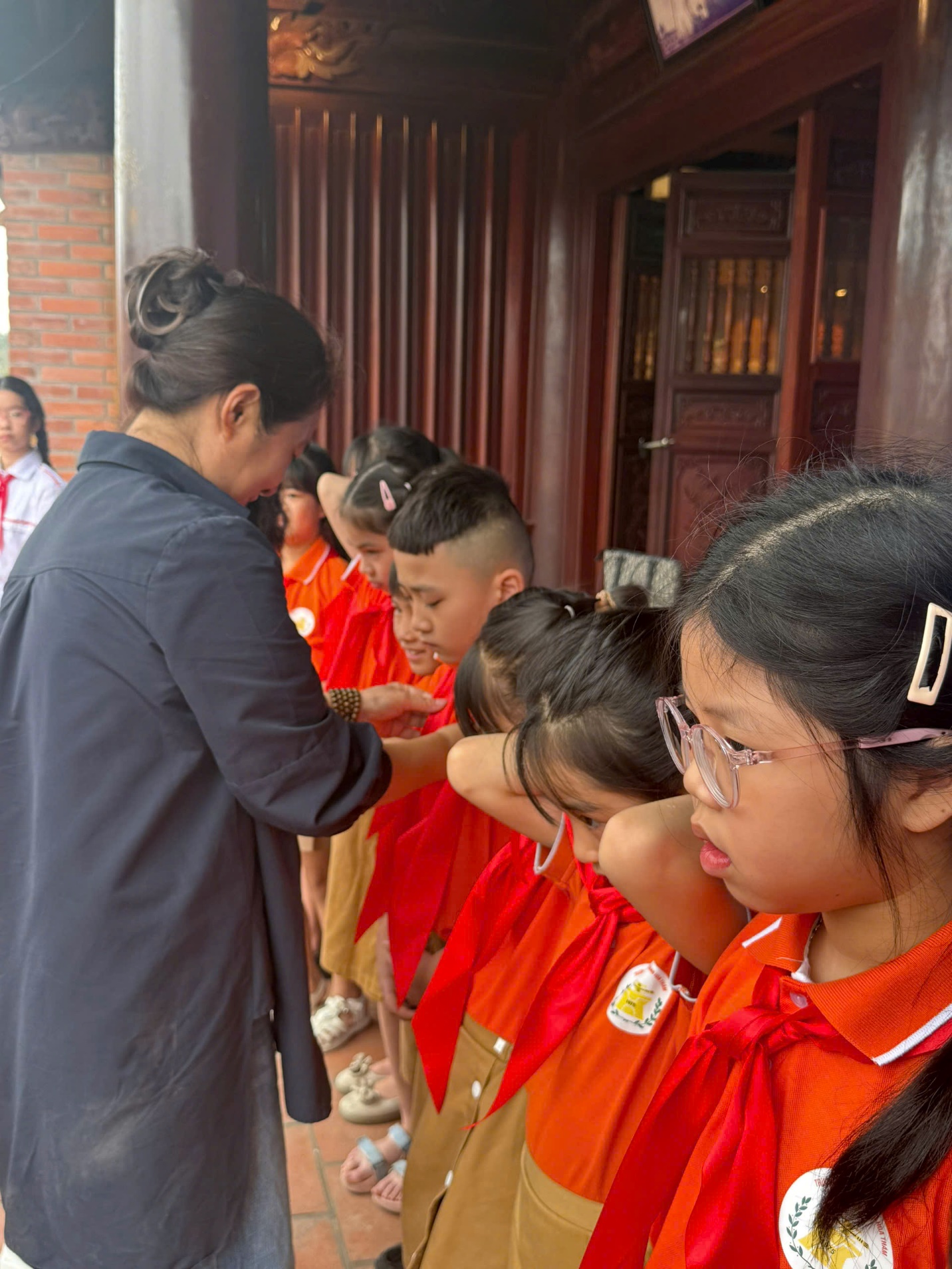 A group of children in a line

AI-generated content may be incorrect.