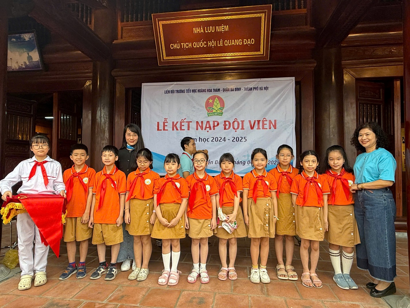 A group of children posing for a photo

AI-generated content may be incorrect.