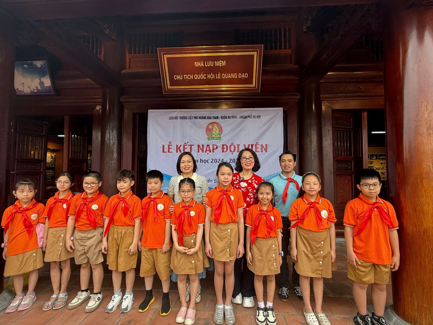 A group of children standing in front of a building

AI-generated content may be incorrect.