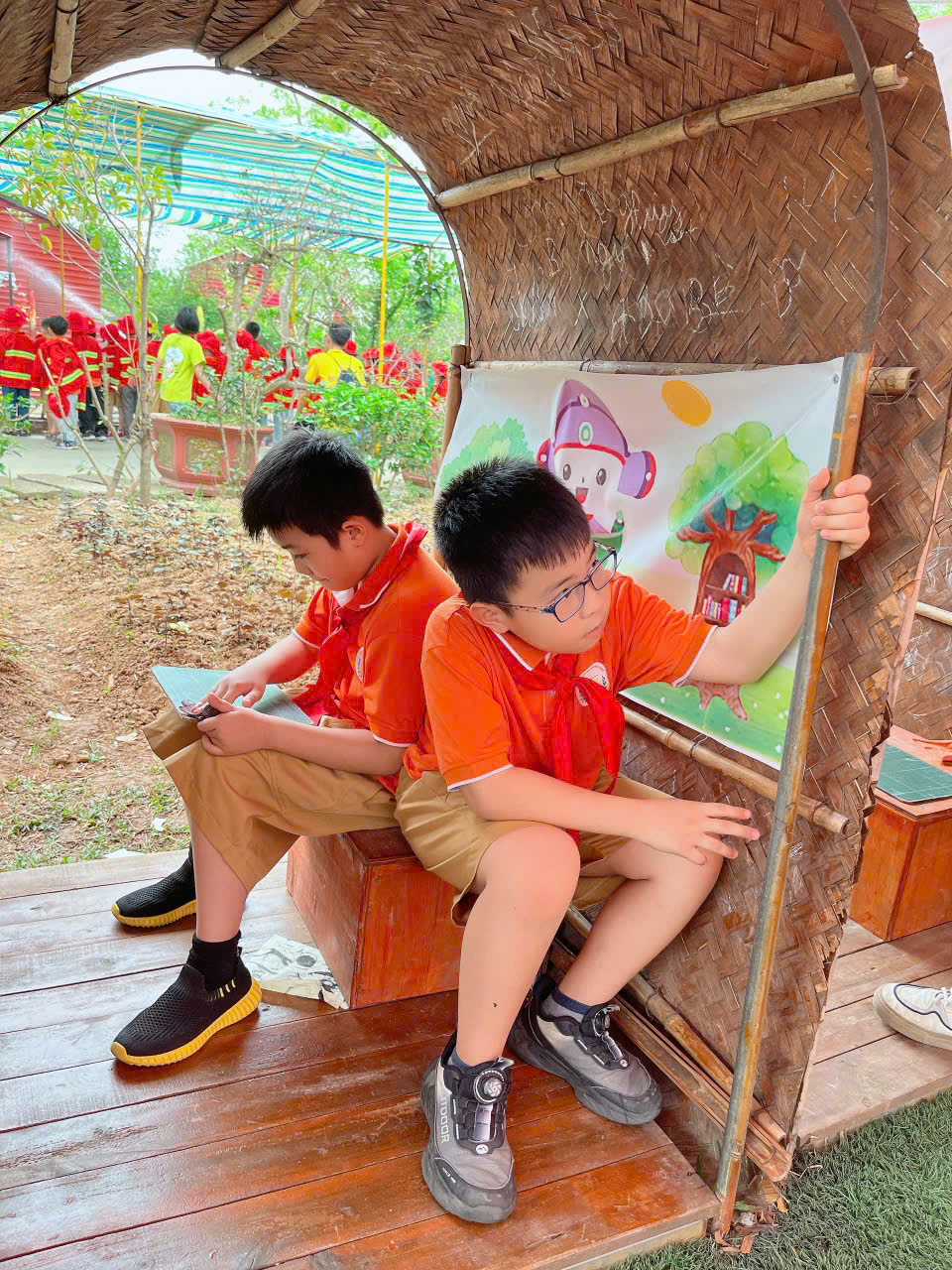 Ảnh có chứa giày dép, trang phục, người, Mặt người

Nội dung do AI tạo ra có thể không chính xác.