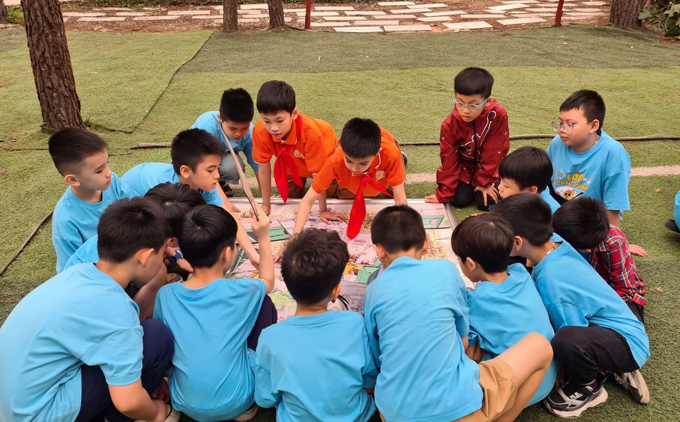 Ảnh có chứa trang phục, người, cỏ, ngoài trời

Nội dung do AI tạo ra có thể không chính xác.
