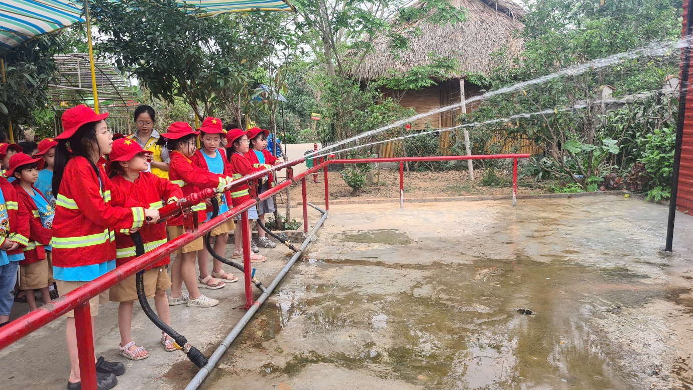Ảnh có chứa ngoài trời, trang phục, cây cối, mặt đất

Nội dung do AI tạo ra có thể không chính xác.