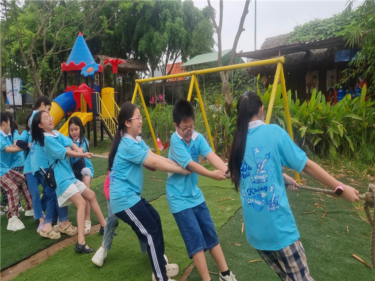 Ảnh có chứa ngoài trời, trang phục, người, sân chơi

Nội dung do AI tạo ra có thể không chính xác.