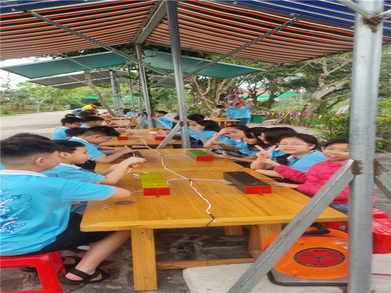 Ảnh có chứa trang phục, người, ngoài trời, sân chơi

Nội dung do AI tạo ra có thể không chính xác.