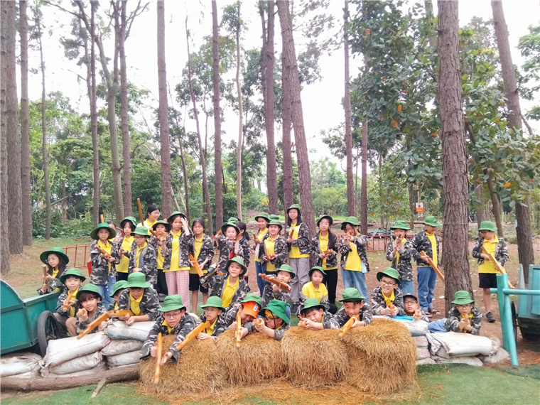 Ảnh có chứa ngoài trời, cây cối, người, trang phục

Nội dung do AI tạo ra có thể không chính xác.