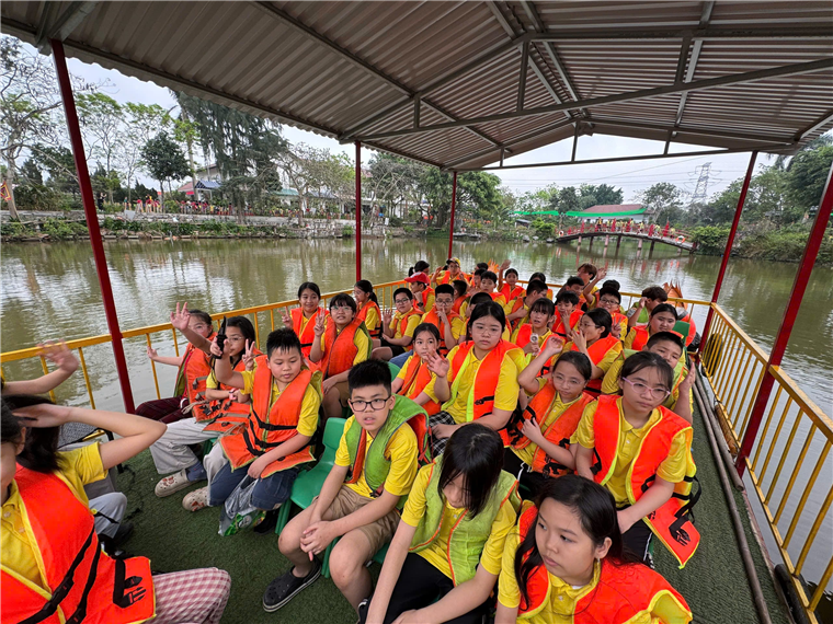 Ảnh có chứa trang phục, người, nhóm, ngoài trời

Nội dung do AI tạo ra có thể không chính xác.