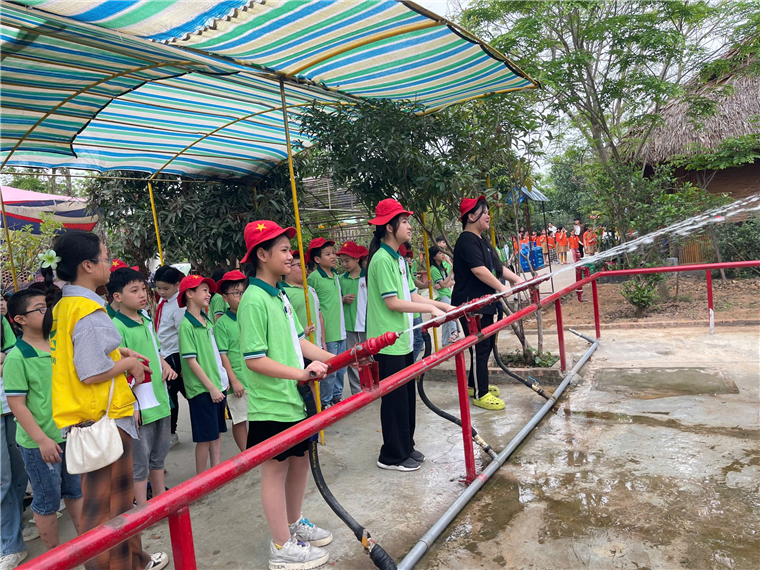 Ảnh có chứa trang phục, người, ngoài trời, giày dép

Nội dung do AI tạo ra có thể không chính xác.