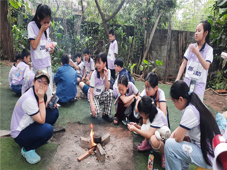 Ảnh có chứa trang phục, người, ngoài trời, giày dép

Nội dung do AI tạo ra có thể không chính xác.