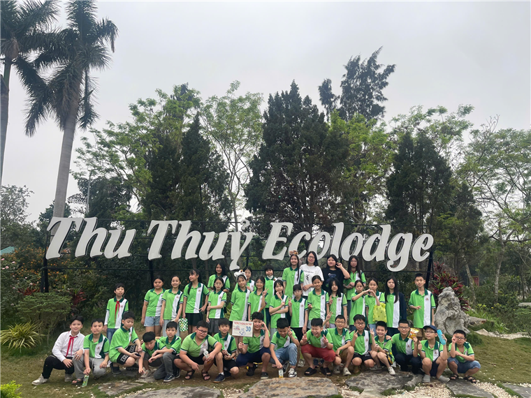 Ảnh có chứa ngoài trời, bầu trời, trang phục, cây cối

Nội dung do AI tạo ra có thể không chính xác.