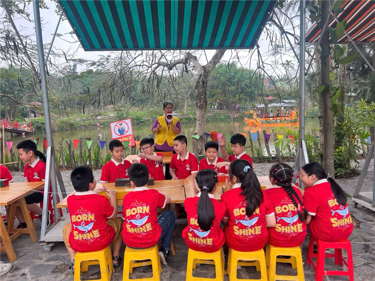 Ảnh có chứa trang phục, ngoài trời, người, đồ đạc

Nội dung do AI tạo ra có thể không chính xác.
