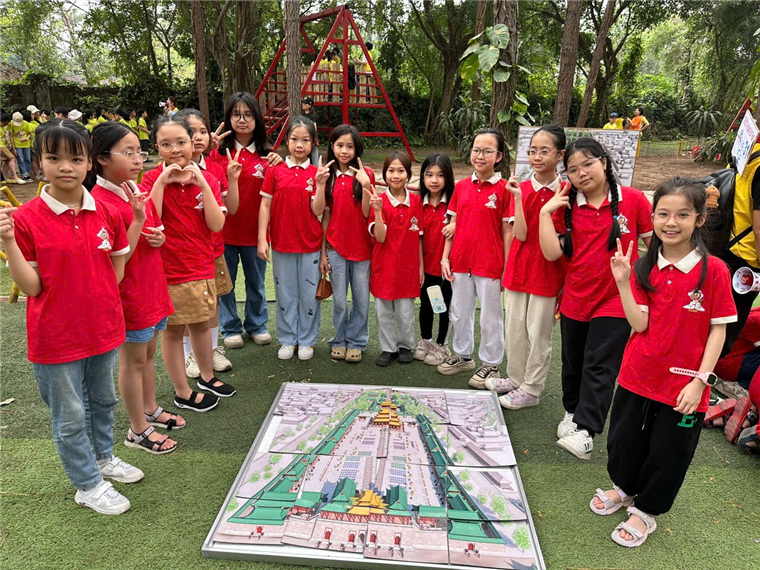 Ảnh có chứa trang phục, người, giày dép, cậu bé

Nội dung do AI tạo ra có thể không chính xác.