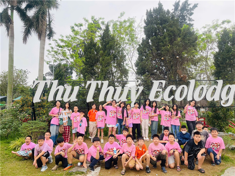 Ảnh có chứa ngoài trời, trang phục, người, cây cối

Nội dung do AI tạo ra có thể không chính xác.