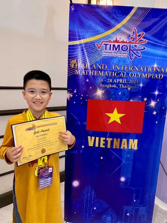 A child holding a certificate

Description automatically generated