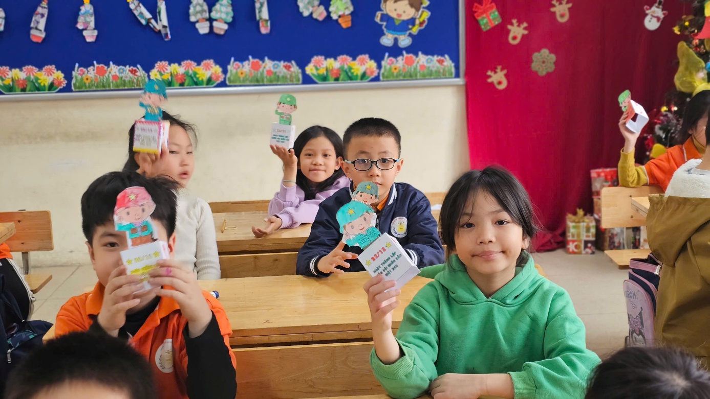 A group of children in a classroom

AI-generated content may be incorrect.