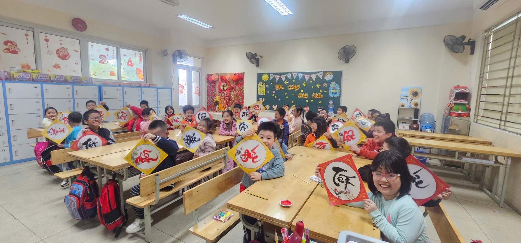 A group of children in a classroom

AI-generated content may be incorrect.