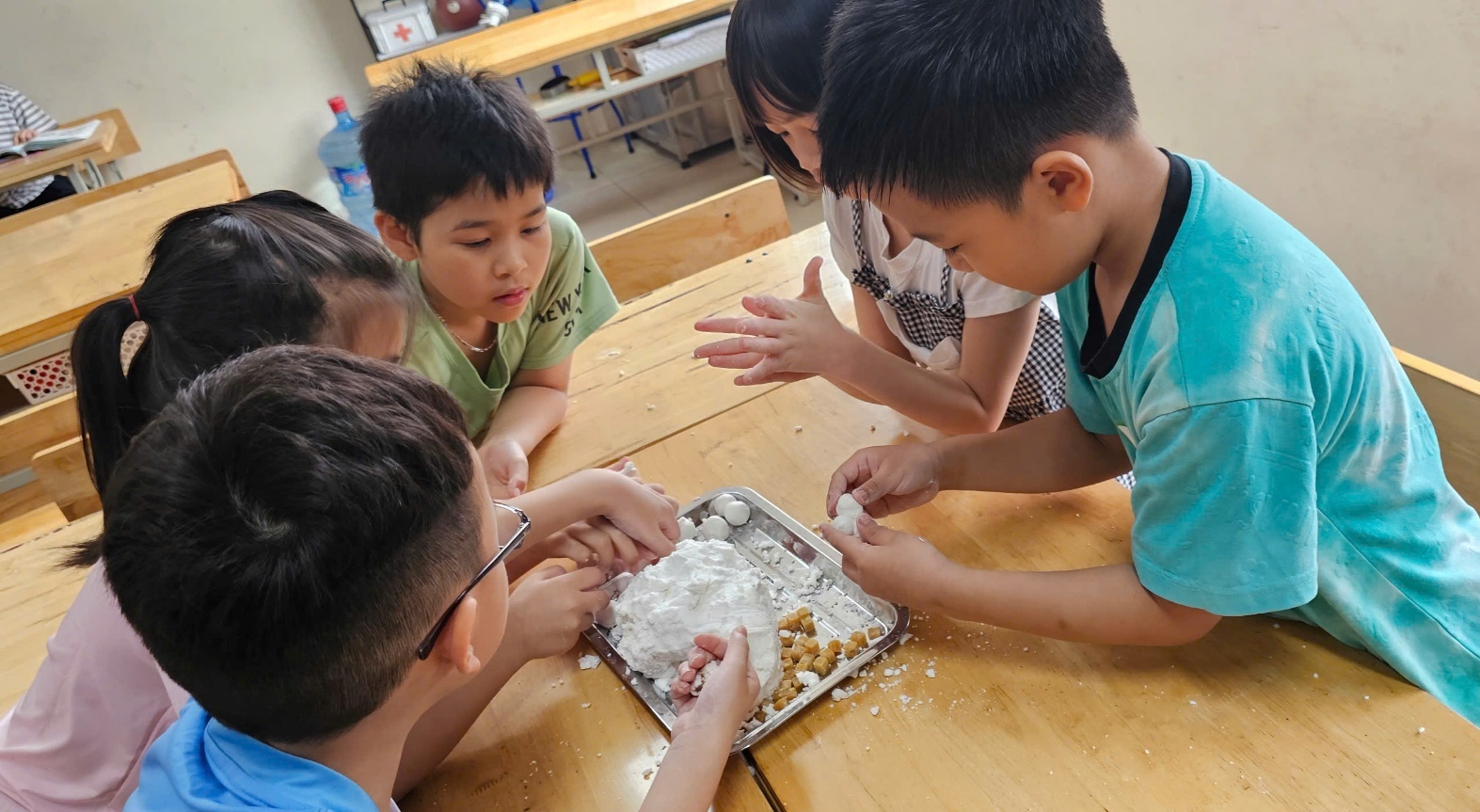 A group of kids sitting around a table

AI-generated content may be incorrect.