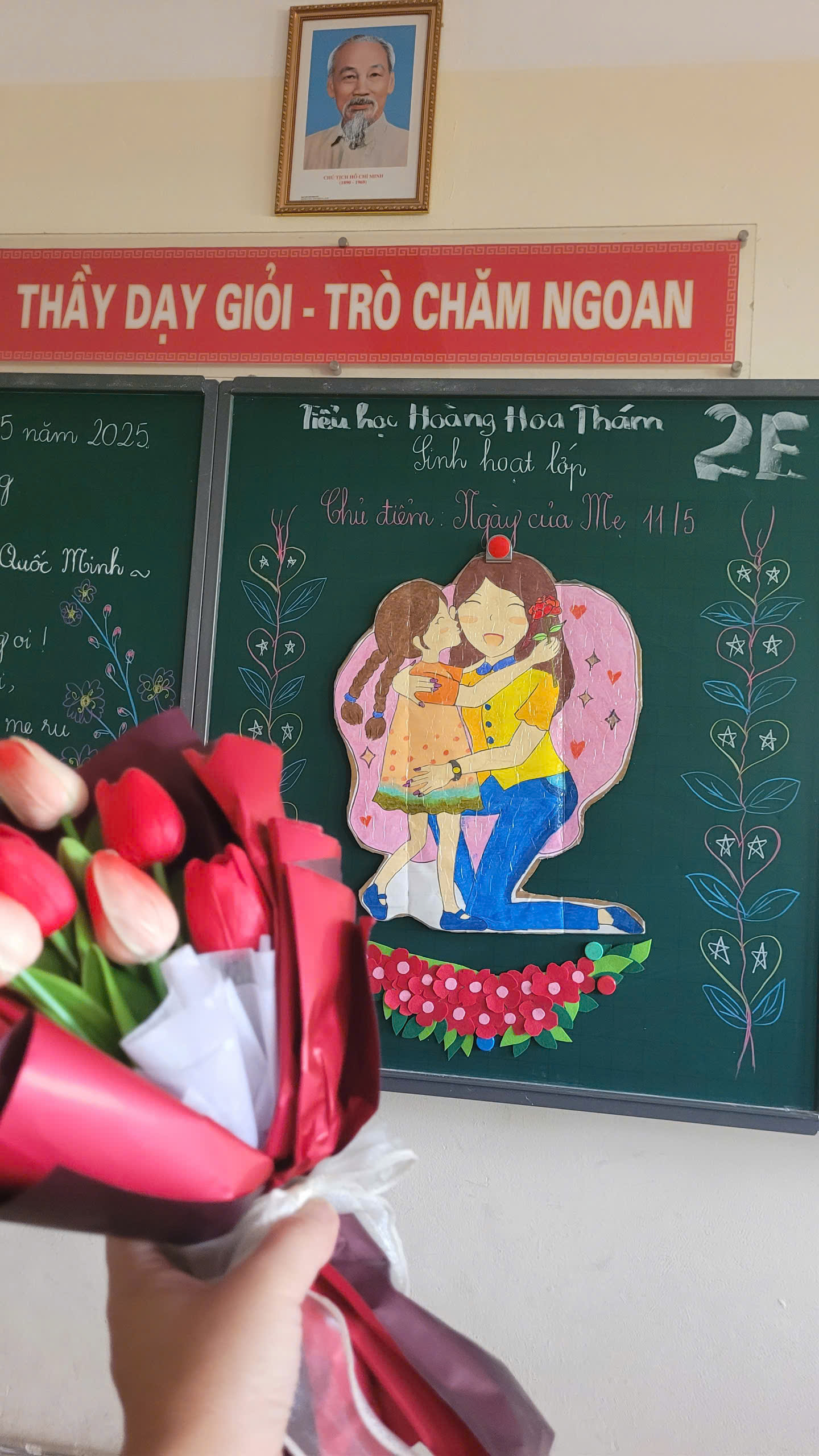 A bouquet of tulips next to a chalkboard

AI-generated content may be incorrect.