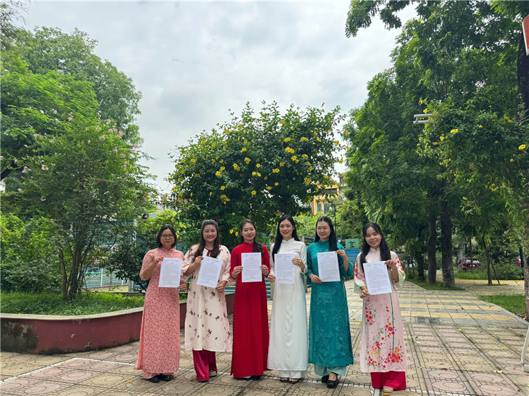 A group of women holding signs

AI-generated content may be incorrect.