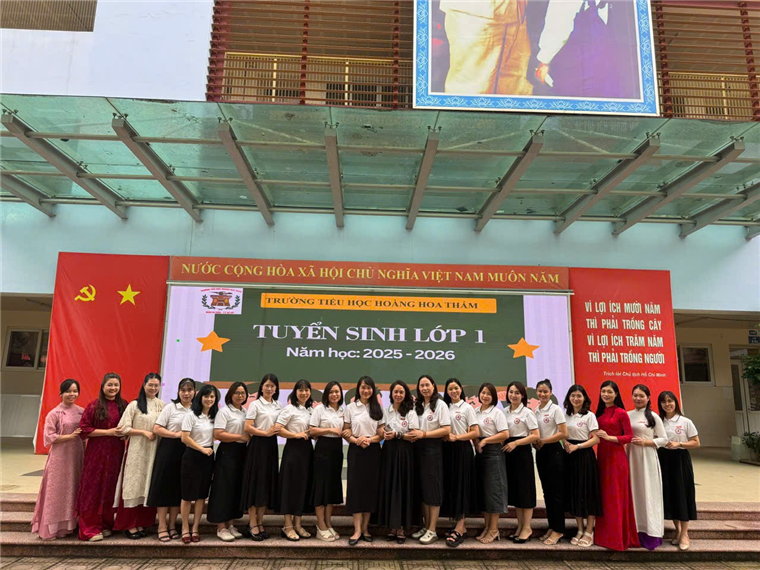 A group of women standing on a stage

AI-generated content may be incorrect.