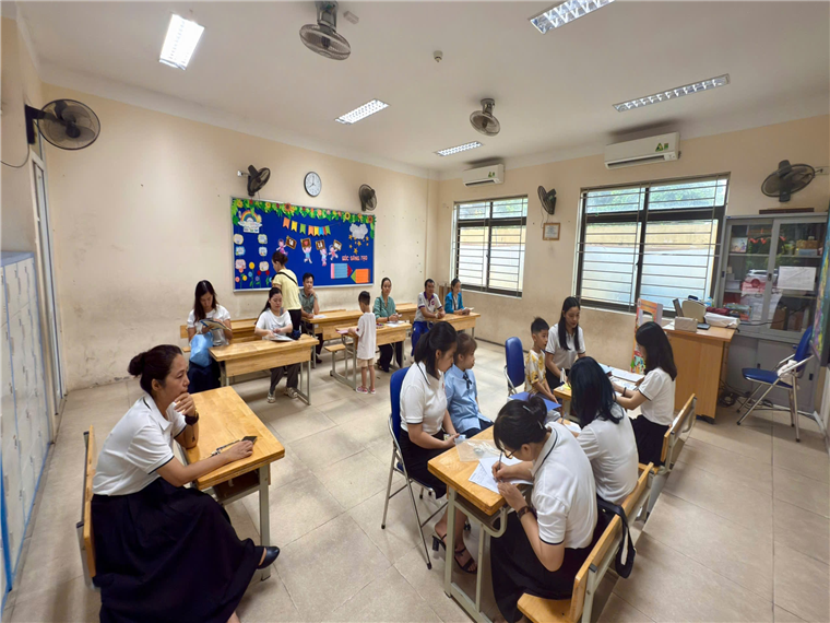 A group of people in a classroom

AI-generated content may be incorrect.