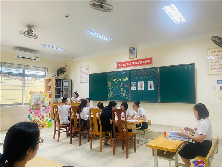 A group of people sitting at desks in a classroom

AI-generated content may be incorrect.
