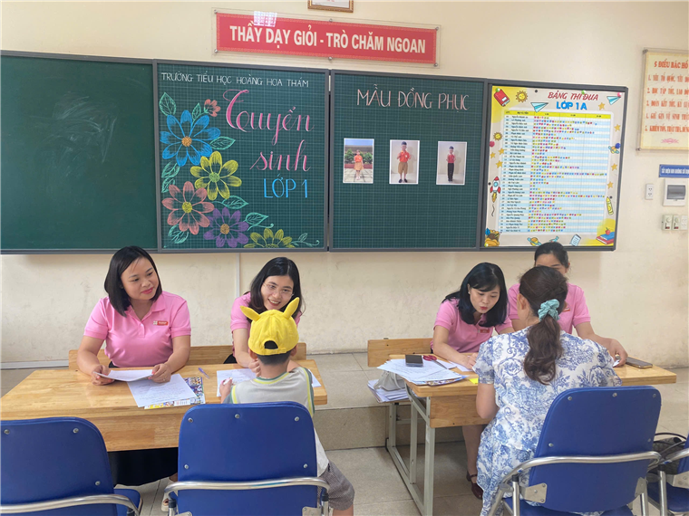 A group of people sitting at desks in a classroom

AI-generated content may be incorrect.