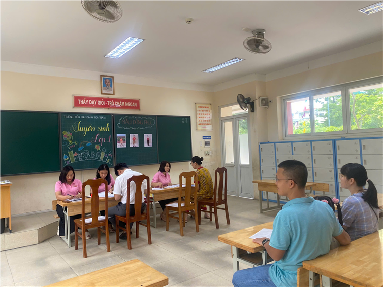 A group of people sitting at desks in a classroom

AI-generated content may be incorrect.