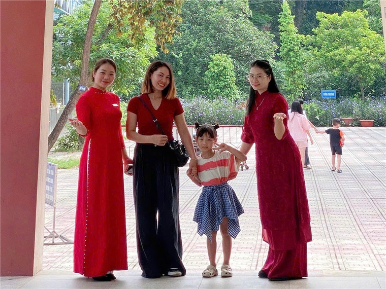 A group of women standing together

AI-generated content may be incorrect.