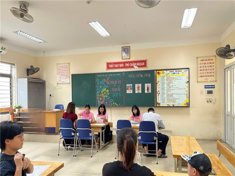 A group of people sitting at desks in a classroom

AI-generated content may be incorrect.
