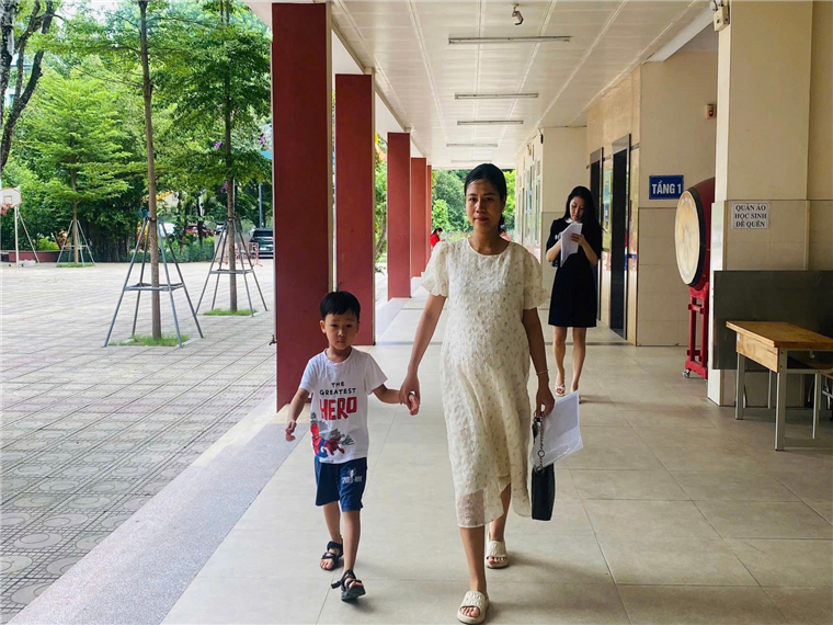 A person and a child walking down a sidewalk

AI-generated content may be incorrect.
