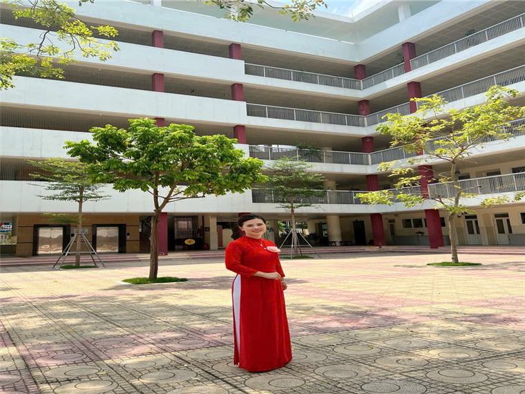 A person in a red dress

AI-generated content may be incorrect.