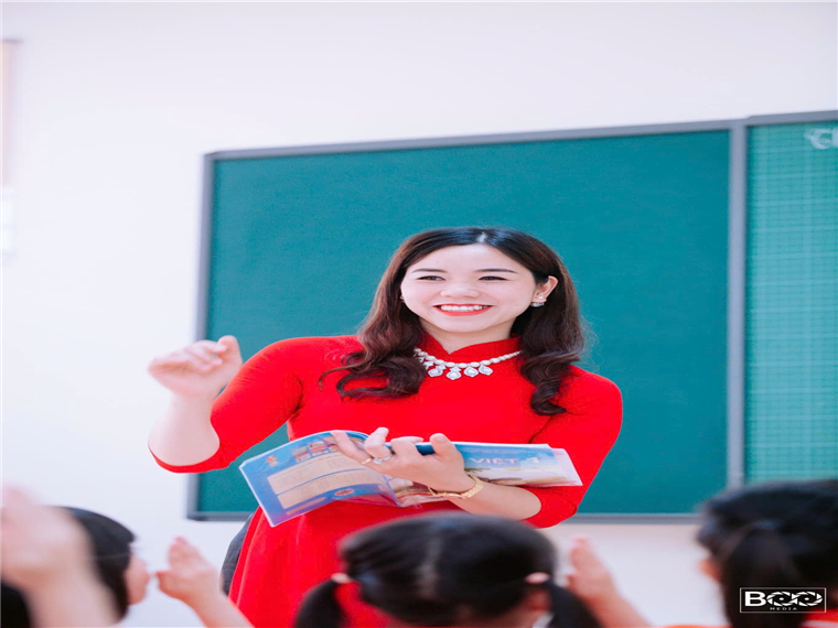 A person in a red dress

AI-generated content may be incorrect.