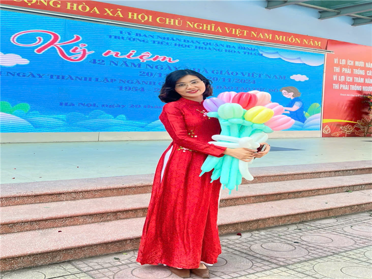 A person in a red dress holding balloons

AI-generated content may be incorrect.