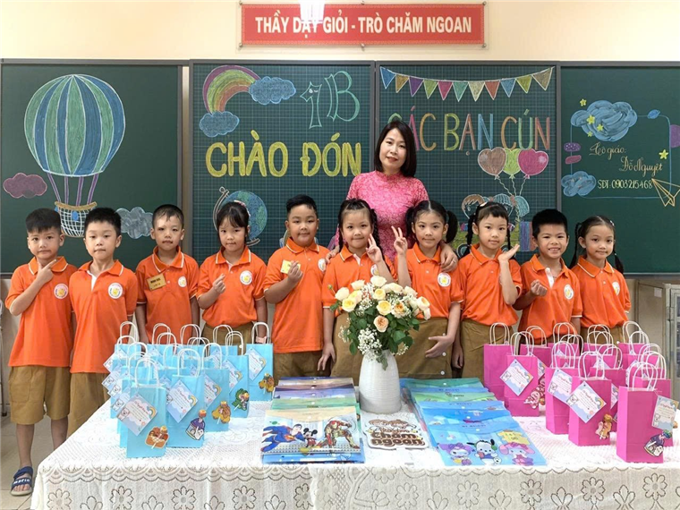 A group of children standing next to a table with bags and a person

AI-generated content may be incorrect.